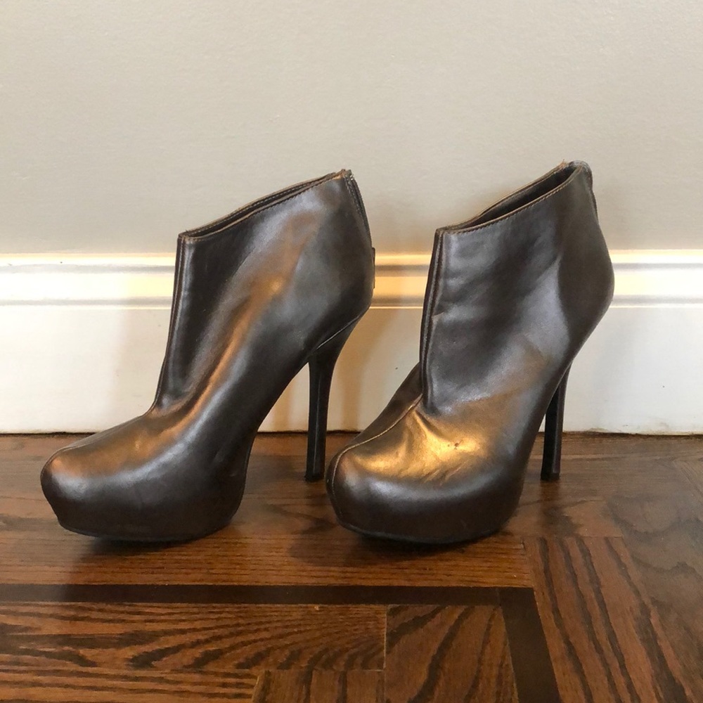 Booties with high heel